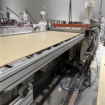 Αγορά Shenzhen HYPET 1220mm Width Plastic PVC Foam Board Extrusion Production Line PVC WPC Foam Board Panel Making Machine online manufacture