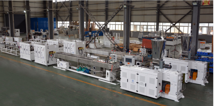 1-6 ίντσες PVC γραμμή παραγωγής σωλήνων με HYZS65/132 κωνική δίδυμη βίδα extruder με κινητήρα 45kw και απόδοση 420kg/h