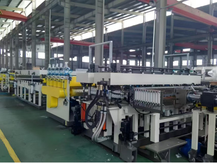 1400 / 1800mm PP Κούφιο Πίνακα Grid Machine PP πλαστική επεξεργασία Κούφιο Πίνακα Extrusion Line