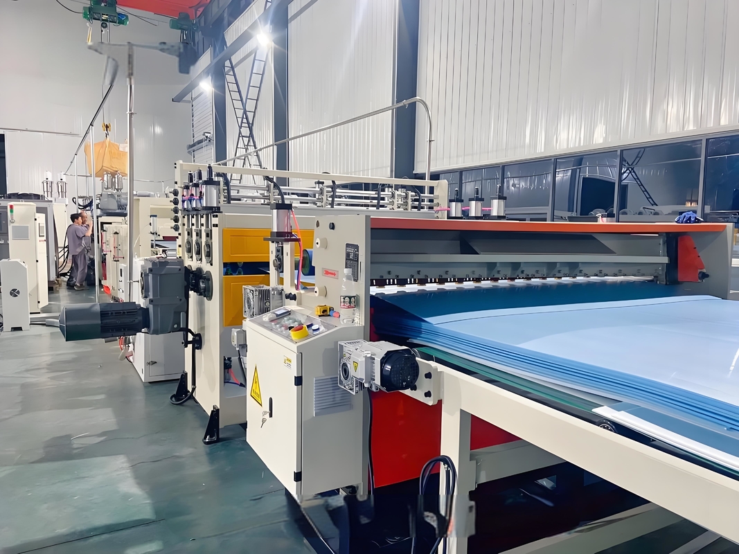 2200 / 2600mm PP Κούφιο Πίνακα Grid Machine 150kw Δύναμη PP Κούφιο Πίνακα Γραμμή Έκτασης